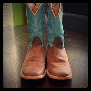 Hi I’m selling  cowgirl boots